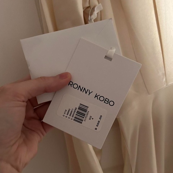 BEAUTIFUL LONG SLEEVED WEDDING DRESS - Picture 4 of 4